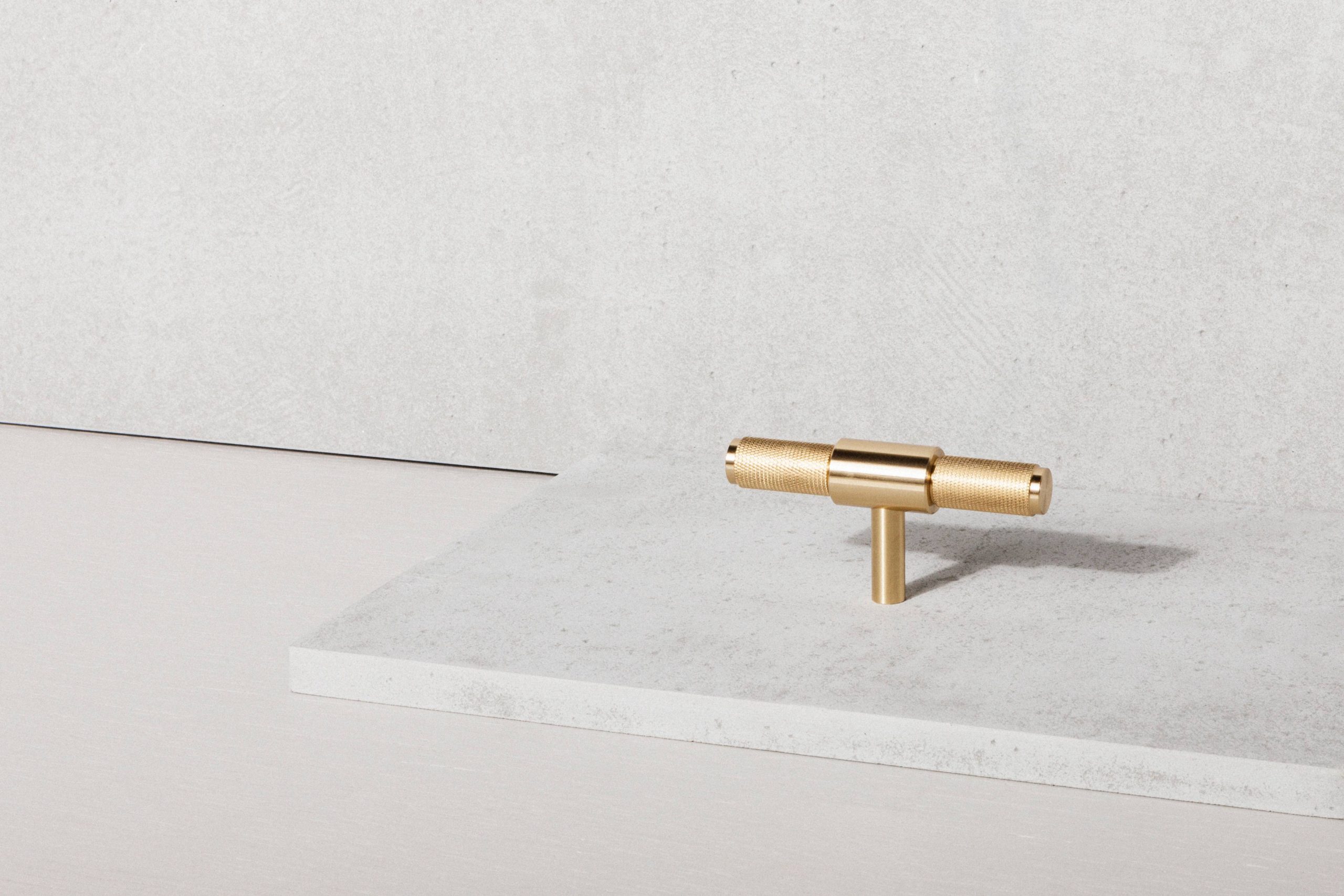 T-BAR / CROSS / BRASS - Image 2