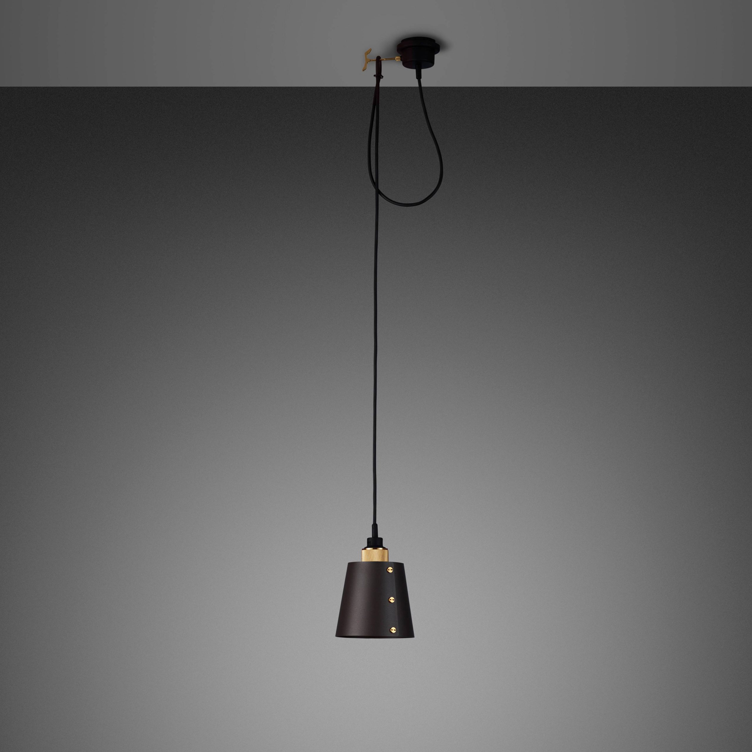 HOOKED 1.0 / SMALL / CROSS / GRAPHITE / BRASS