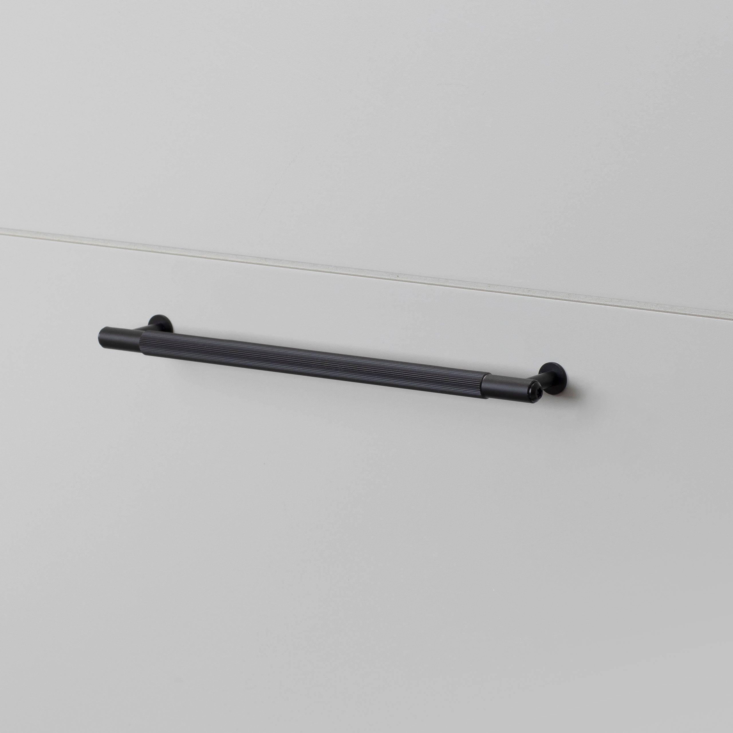 PULL BAR / LINEAR / MEDIUM / BLACK