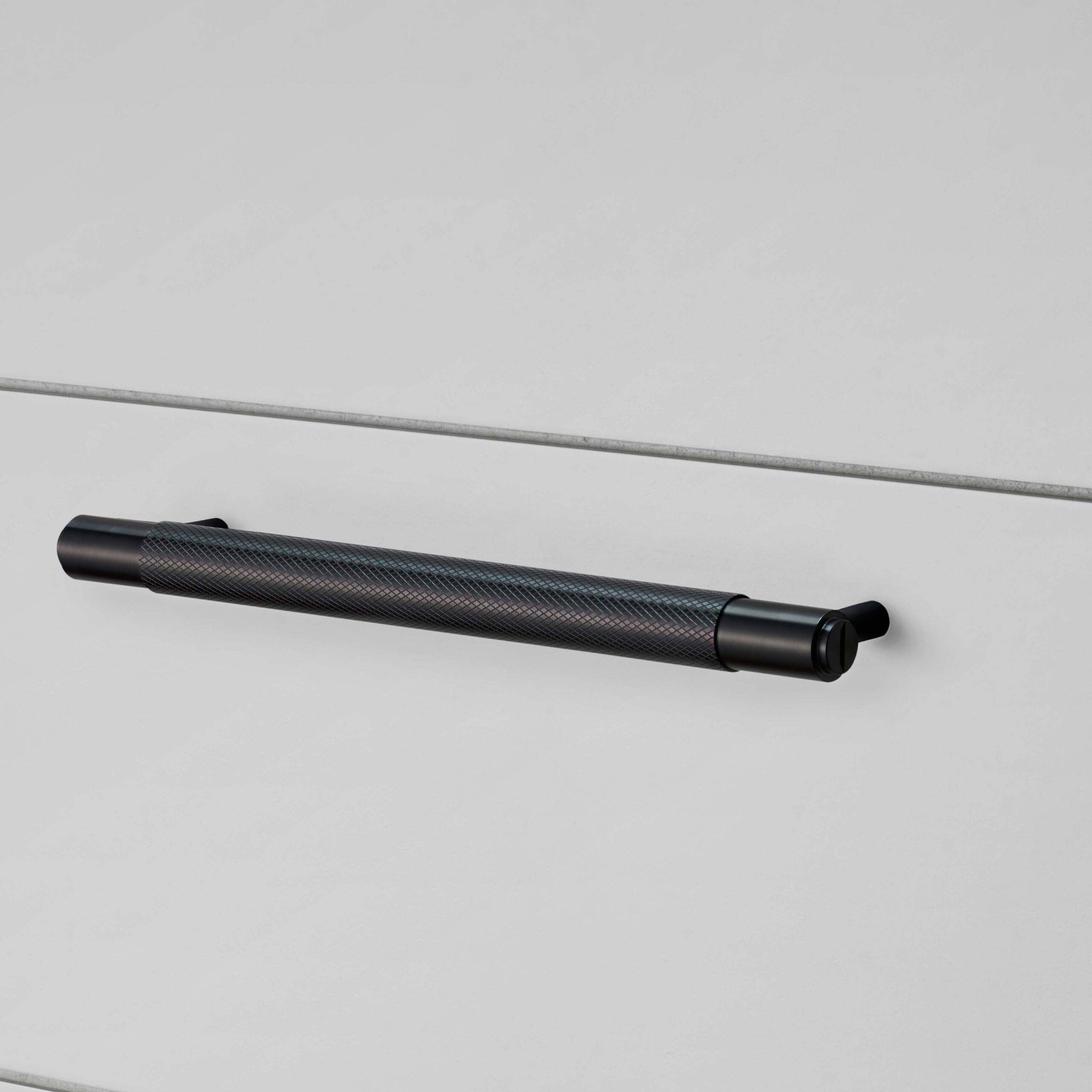 PULL BAR / CROSS / MEDIUM / BLACK